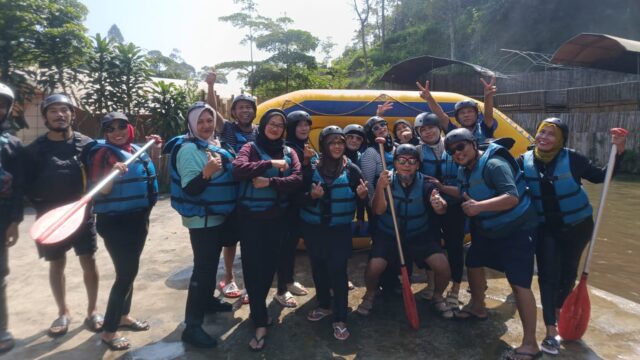 Serunya Reuni Alumni Smanic 93 di Pangalengan, Touring Jeep hingga Rafting Pererat Kebersamaan